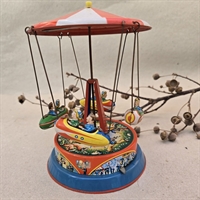 karrusel-glade-farver-optraek-fire-vogne-metal-gammelt-legetoej